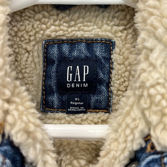 Gap jean jacket. Size xs. - Picture 2 of 3
